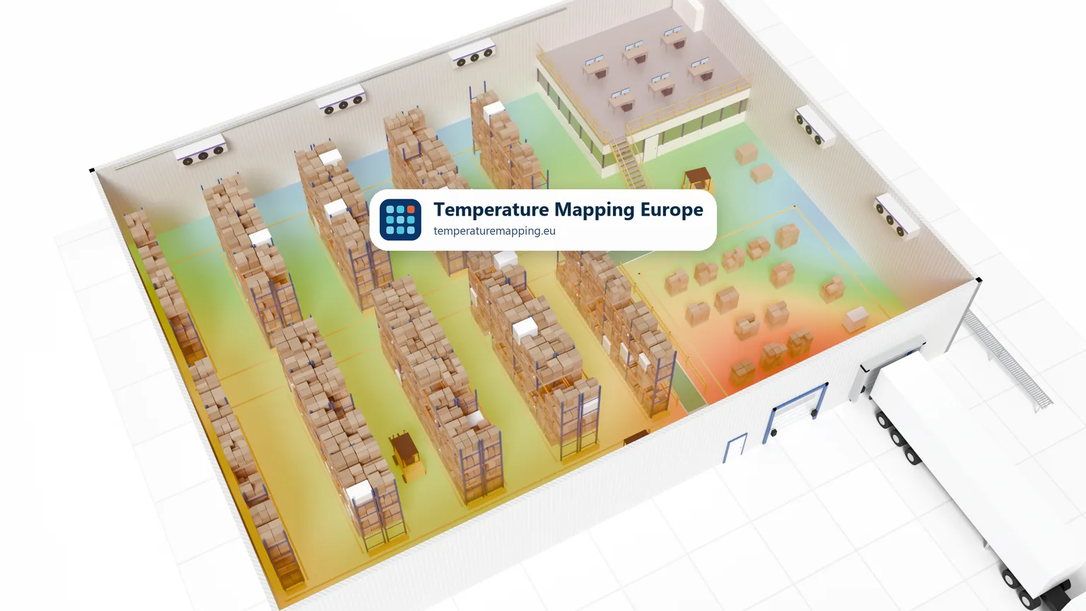 Isometrische 3D-Wärmekarte eines Temperaturmappings in einem pharmazeutischen Lager im Sommer, mit der wärmsten Zone (rot) auf der Bodenlagerfläche an den Verladetoren und warmen Randbereichen entlang der Außenwand.